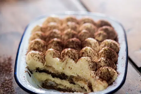 Un délicieux tiramisu, prêt à être dégusté. Cette recette italienne est un régal pour les yeux et les papilles.