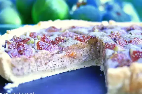 Une délicieuse tarte aux figues, avec sa pâte dorée et sa garniture généreuse de fruits violets et rouges.