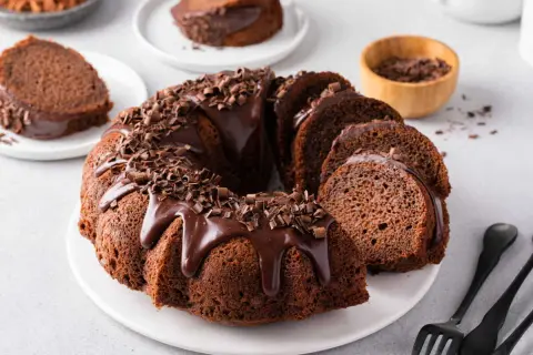 Gâteau au chocolat moelleux, glacé et parsemé de copeaux. Une touche croustillant praliné feuilletine cyril lignac pour un plaisir gourmand.
