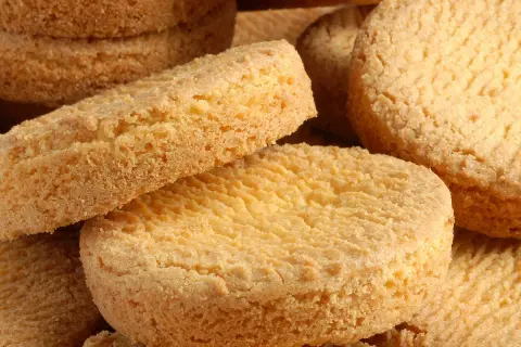 Gros plan sur une pile de palets bretons dorés, leur texture granuleuse appétissante.