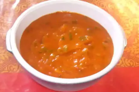 Un plat de sauce avec boeuf, riche et savoureux, servi dans un bol blanc.