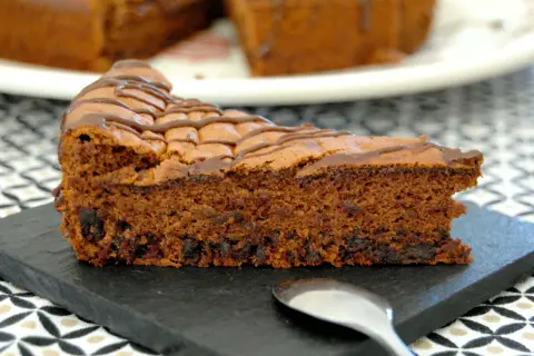 Tranche de gâteau au chocolat, généreusement garnie de pâte à tartiner et de copeaux de chocolat. Un délice gourmand !
