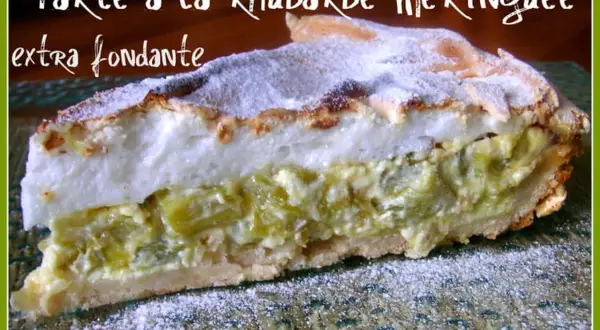 Une généreuse part de tarte rhubarbe alsacienne, extra fondante, avec sa meringue dorée et saupoudrée de sucre glace.