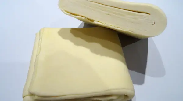 Deux blocs de pâte feuilletée prêts à être transformés en délices croustillants.