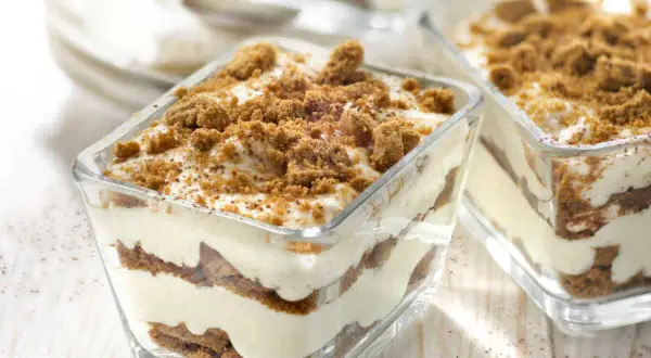 Délicieux tiramisu speculoos en verrines, superposant crème onctueuse et biscuits émiettés, le tout saupoudré de miettes croustillantes.