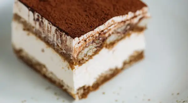 Un délicieux tiramisu chocolat, avec ses couches crémeuses et sa poudre de cacao, prêt à être dégusté.