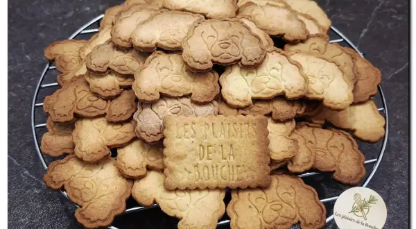 Délicieux biscuits en forme de chiens, parfaits pour une recette de biscuits poudre d'amande. Un vrai plaisir pour la bouche !