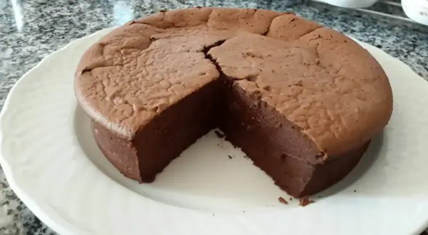 Un gâteau d'anniversaire facile et bluffant, un fondant au chocolat intense et moelleux, prêt à être dégusté.