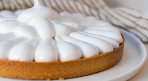 Tarte garnie de meringue italienne, plus stable que la meringue française.