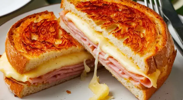 Un croque-monsieur gourmand, parfaitement doré à l'airfryer, avec du fromage fondant et du jambon savoureux.