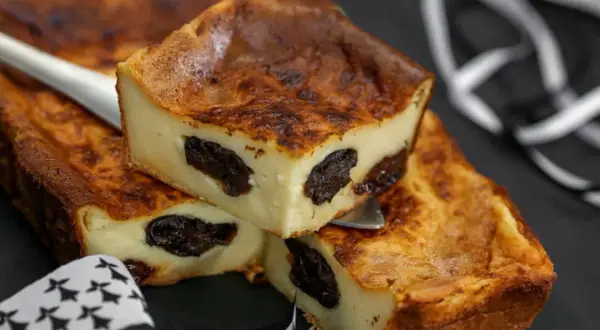 Un délicieux far breton aux pruneaux, prêt à être dégusté. Une recette traditionnelle pour un dessert gourmand.