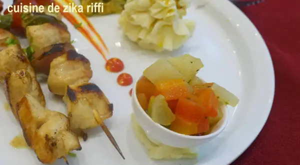 Un délicieux accompagnement brochette de poulet grillé, servi avec purée et légumes croquants.