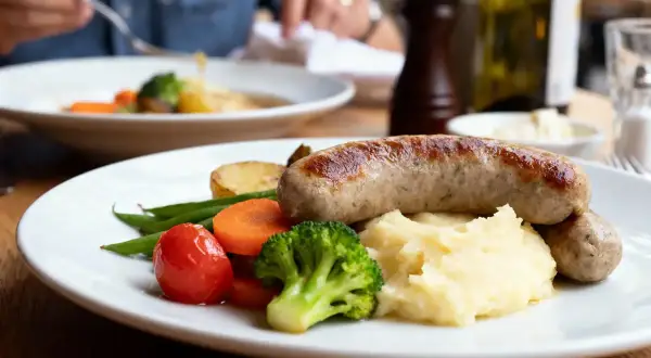 Assiette de boudin blanc, purée, haricots verts, tomates et brocolis. Une belle recette boudin blanc à déguster.