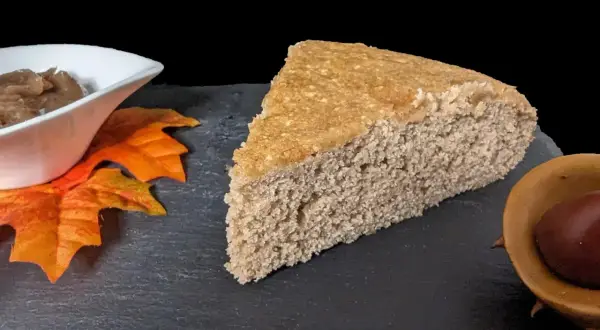 Tranche de gâteau à la crème de marron, inspiré par Cyril Lignac, avec une coupelle de crème et une feuille d'automne.