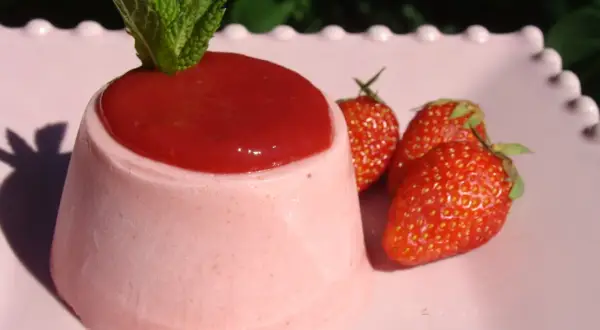 Délicieuse recette glace à la fraise sans sorbetière, servie avec des fraises fraîches et une touche de menthe.
