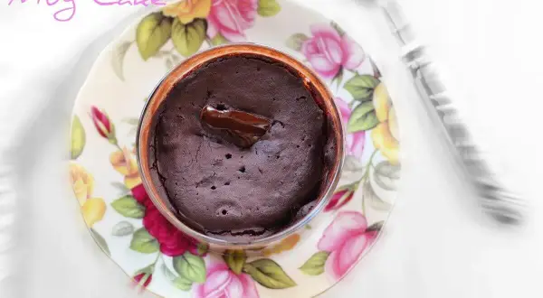 Un délicieux mug cake au chocolat, prêt en un clin d'œil. Une recette facile pour un plaisir gourmand.