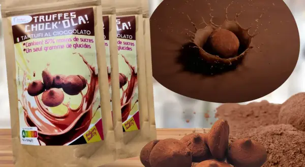 Truffes chocolat professionnelles, emballées et en vrac, avec une truffe tombant dans du chocolat fondu.