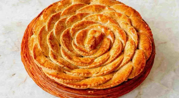 La galette des rois de Cédric Grolet, une œuvre d'art feuilletée en forme de rose, dorée à souhait.