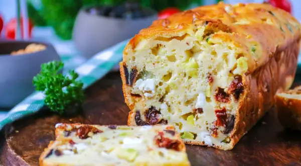 Un cake salé aux tomates séchées, olives et feta, parfait pour une recette facile et savoureuse.