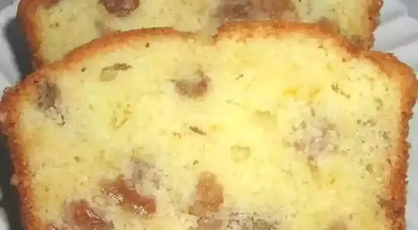 Tranches de cake aux raisins secs moelleux, parfaites pour une recette gourmande.