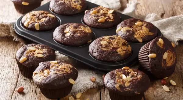 Douceurs chocolatées au beurre de cacahuète, parsemées de cacahuètes, prêtes à être dégustées.