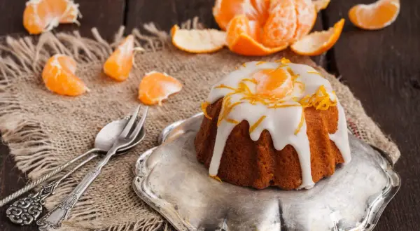 Gâteau glacé à la clémentine, décoré de zestes et de quartiers d'orange. Une confiture de clémentine originale pour un dessert gourmand.