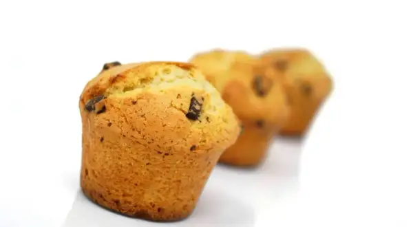 Trois muffins aux pépites de chocolat, parfaits pour une recette facile.