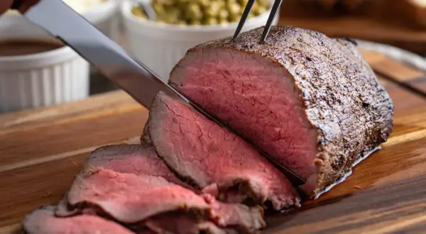 Rosbeef juteux tranché, parfait pour un repas familial. La cuisson rosbeef cocotte a donné une viande tendre et savoureuse.