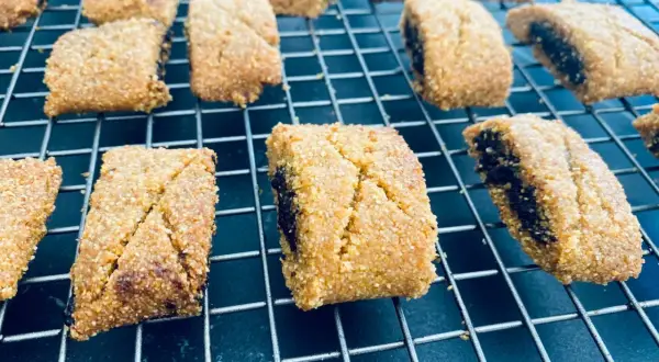 Délicieux makrouts algériens faciles, prêts à être dégustés. Ces biscuits sablés à la pâte de dattes sont parfaits pour accompagner un thé.
