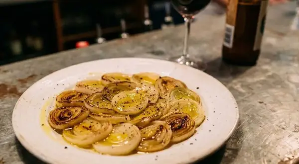 Poireaux vinaigrette, tendres et caramélisés, accompagnés d'un verre de vin rouge et d'une bière. Un délice simple.