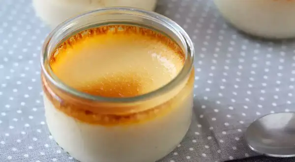 Crème aux œufs grand-mère dans des pots en verre, avec une croûte caramélisée dorée. Un délice réconfortant.