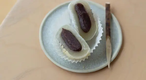 Deux mochis à la pâte de haricots rouges, prêts à être dégustés. Une délicieuse mochi recette à essayer.