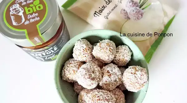 Délicieuses boules coco lait concentré, prêtes à déguster. Une recette facile avec confiture de lait et noix de coco râpée.