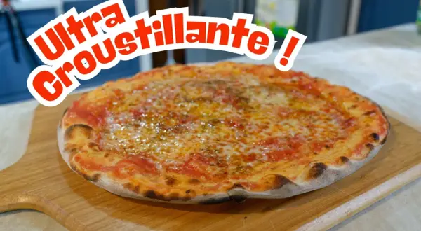Une pizza ultra croustillante, parfaite pour une recette pâte à pizza fine. Son bord doré et son fromage fondant invitent à la dégustation.
