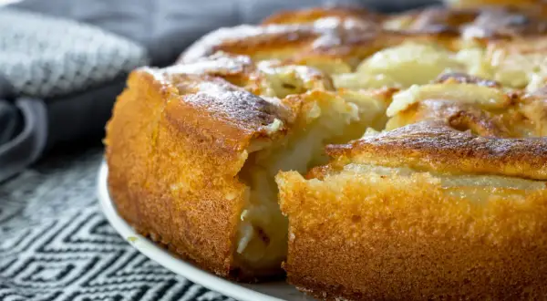 Un délicieux clafoutis aux poires, doré et moelleux, prêt à être dégusté.