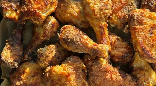 Un assortiment de morceaux de poulet croustillants et dorés, préparés au poulet air fryer. Parfait pour un repas savoureux et léger.