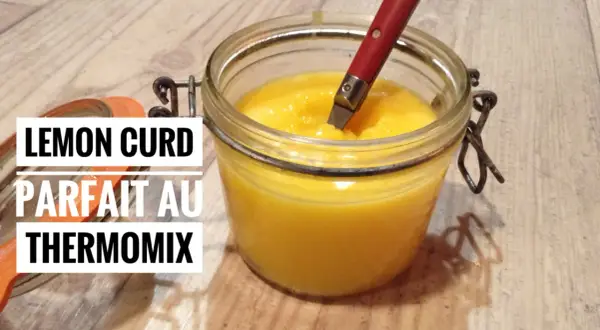 Un pot de lemon curd onctueux, prêt à être dégusté. Parfait au Thermomix pour une touche acidulée.