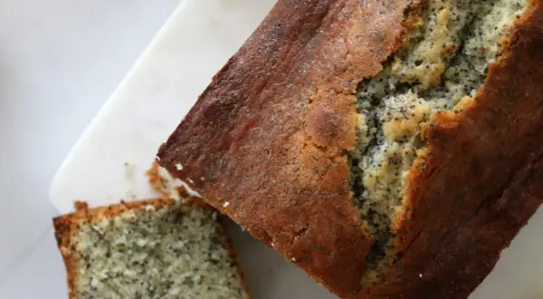 Gâteau aux graines de pavot, une recette facile et originale. La mie est moelleuse et parsemée de graines noires.