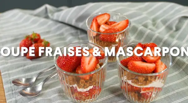 Trois verrines fraise mascarpone, garnies de fruits rouges frais et d'une crème onctueuse, prêtes à être dégustées.
