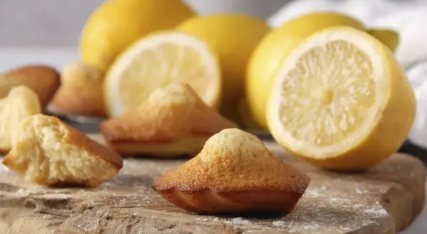 Madeleines dorées et moelleuses, prêtes à être dégustées. Une recette de madeleine de Commercy qui sent bon le citron frais.