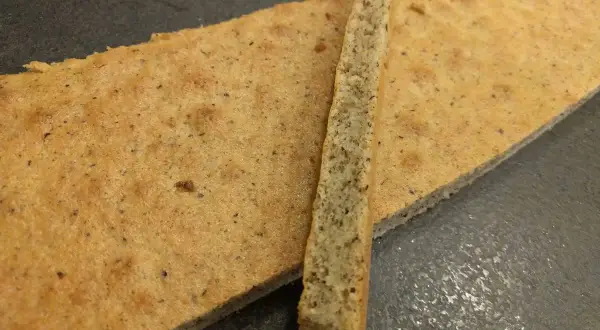 Biscuit Joconde, prêt à être garni selon la recette Cyril Lignac. Texture légère et aérée.