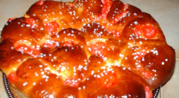 Brioche praline rose, une création gourmande inspirée par Cyril Lignac, parsemée de sucre perlé.