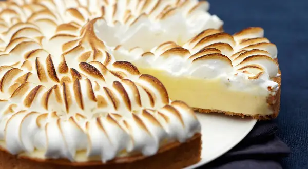Une tarte au citron exceptionnelle avec une meringue dorée et aérienne, prête à être dégustée.