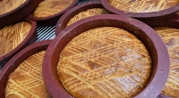 Plusieurs gâteaux bretons dorés, aux motifs quadrillés, sortent des moules en silicone.