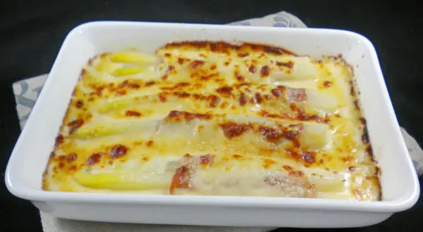 Asperges blanches gratinées au four, une recette simple et délicieuse.