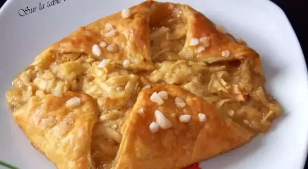 Un feuilleté aux pommes caramélisées, doré et croustillant, garni de morceaux de pommes fondantes et saupoudré de sucre perlé. Un délice !