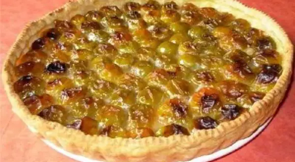 Une délicieuse tarte aux prunes à l'ancienne, avec une pâte dorée et une garniture généreuse de fruits confits et caramélisés.