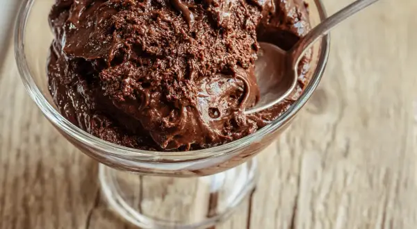 Une coupe de mousse au chocolat onctueuse, digne d'une création de Pierre Hermé, prête à être dégustée.