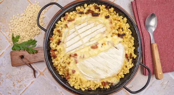 La recette de la croziflette savoyarde, un plat gratiné aux crozets, lardons et reblochon fondant, prêt à être dégusté.