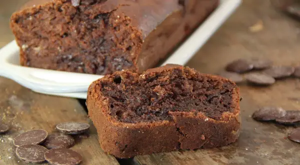 Un délicieux gâteau banane chocolat, moelleux et riche, avec des pépites de chocolat. Parfait pour le goûter !
